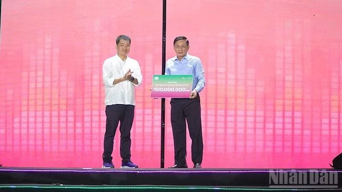 Ban tổ chức trao biểu trưng đóng góp vào Quỹ Bảo tồn và Phát triển sếu đầu đỏ tại Vườn quốc gia Tràm Chim. (Ảnh: HỮU NGHĨA)
