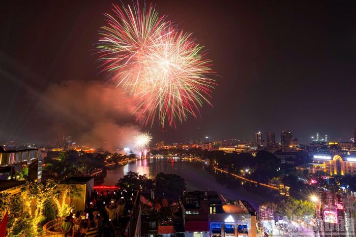 Đúng 21 giờ, loạt pháo thắp sáng bầu trời tại điểm bắn pháo hoa tại Hồ Hoàn Kiếm.