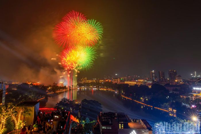 Không gian mặt hồ cùng cảnh quan phố cổ là điểm nhấn của màn trình diễn, với 350 giàn hỏa thuật được bố trí trên mặt nước, kết hợp hàng nghìn quả pháo hoa tầm cao và tầm thấp.