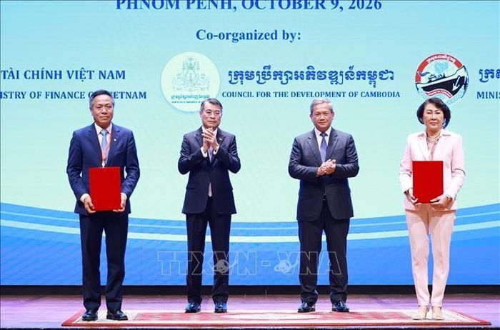  Thủ tướng Lê Minh Hưng và Thủ tướng Hun Manet chứng kiến trao thỏa thuận hợp tác giữa doanh nghiệp hai nước. Ảnh: TTXVN   
