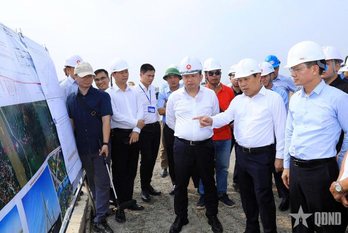  Lãnh đạo TP Hà Nội kiểm tra tiến độ thực hiện Dự án đầu tư xây dựng cầu Tứ Liên và đường hai đầu cầu. Ảnh: LÊ HẢI  