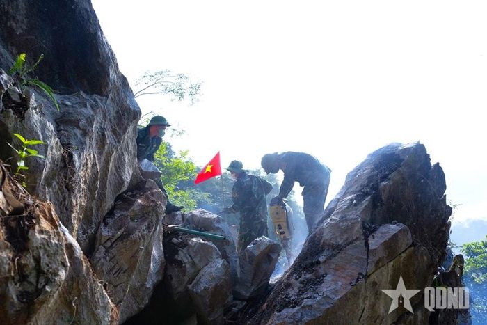   Cán bộ, nhân viên Đội tìm kiếm, quy tập hài cốt liệt sĩ, Bộ CHQS tỉnh Tuyên Quang phá đá tìm kiếm hài cốt liệt sĩ tại điểm cao 685 (xã Thanh Thủy, tỉnh Tuyên Quang). Ảnh: TRỌNG HẢI