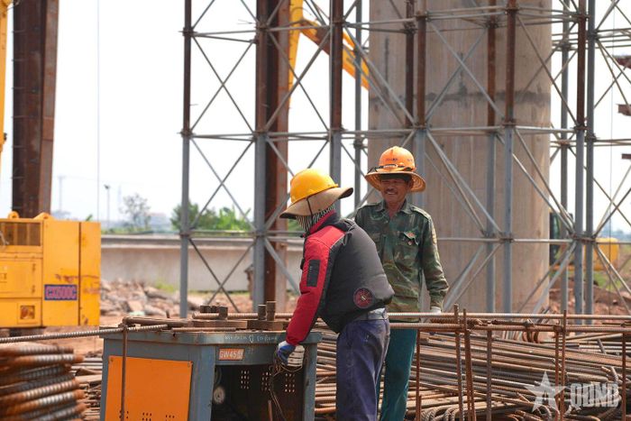 Kỹ sư, công nhân đẩy nhanh tiến độ thi công.