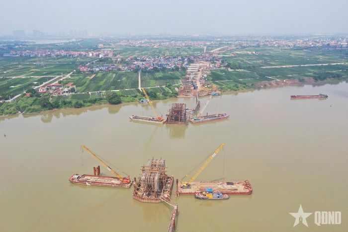 Hoạt động thi công các trụ cầu.