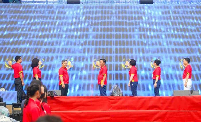  Nghi thức bấm nút phát động. Ảnh: BÙI LƯỢNG 