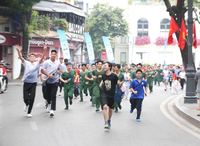  Các chiến sĩ tham gia chạy bộ đồng hành. Ảnh: BÙI LƯỢNG 