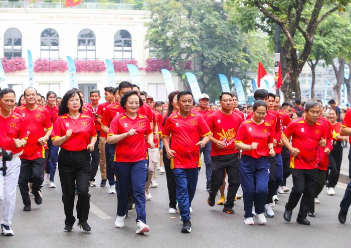  Các đại biểu tham gia chạy bộ đồng hành. Ảnh: BÙI LƯỢNG 
