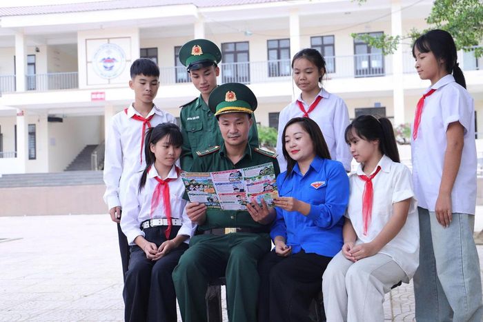 Cán bộ, chiến sĩ Đồn Biên phòng Yên Khương tuyên truyền nền nếp và ý thức bảo vệ chủ quyền thông qua tờ gấp do đơn vị thiết kế. 
