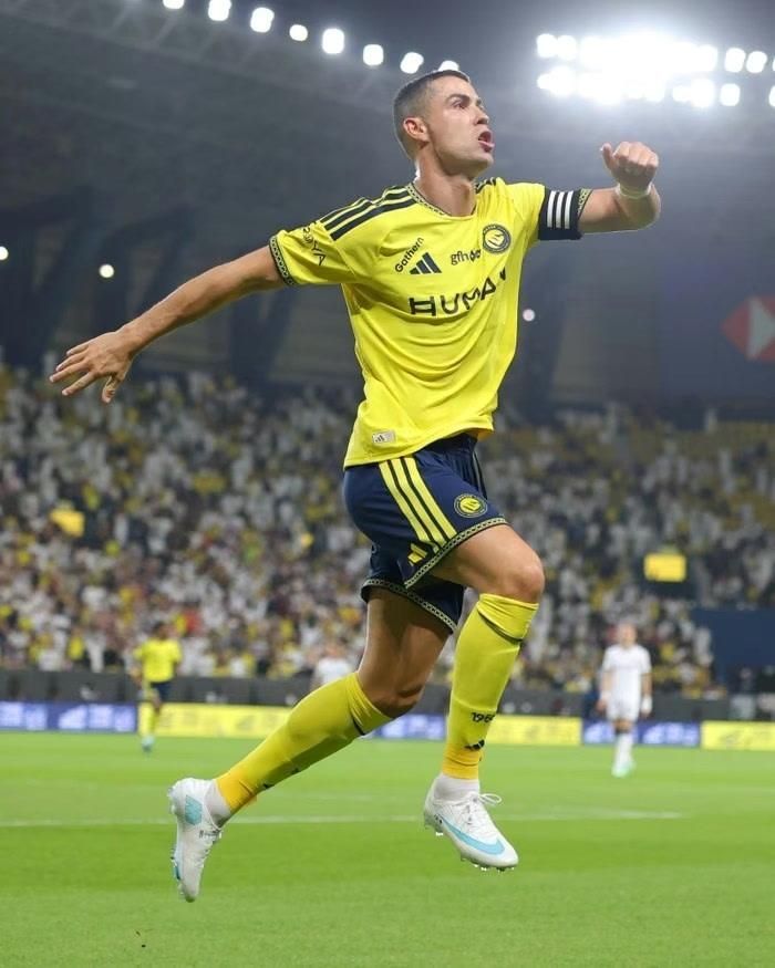 Ronaldo chạy về phía cột cờ phạt góc và thực hiện pha nhảy xoay đã trở thành thương hiệu. Ảnh: Getty