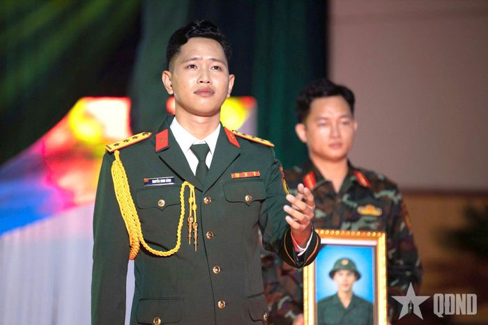 Thượng úy Nguyễn Minh Đăng lắng đọng cảm xúc trên sân khấu.