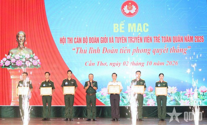 Thượng tướng Lê Quang Minh, Phó chủ nhiệm Tổng cục Chính trị trao Bằng khen tặng các cán bộ đoàn đạt giải Nhất trong hội thi. 
