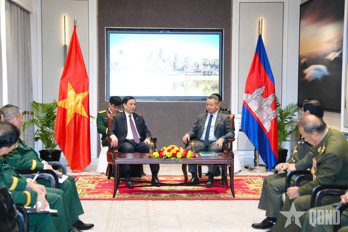  Quang cảnh hội kiến. 