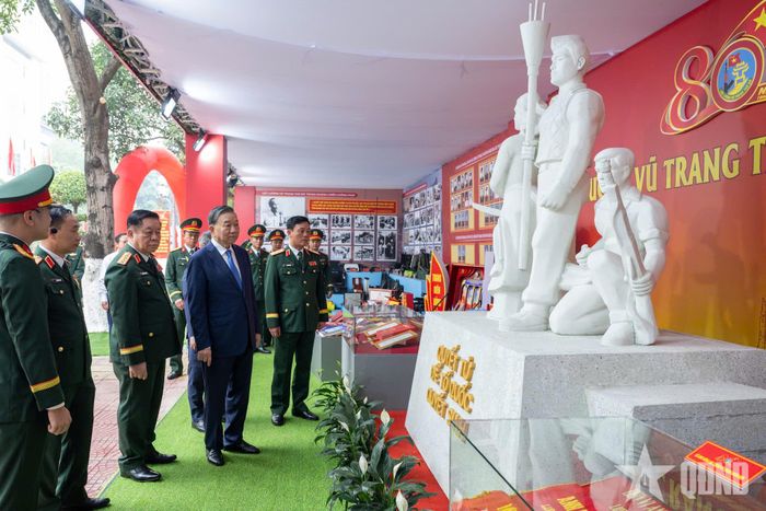  Tổng Bí thư, Chủ tịch nước Tô Lâm tham quan và nghe giới thiệu về truyền thống của LLVT Thủ đô.