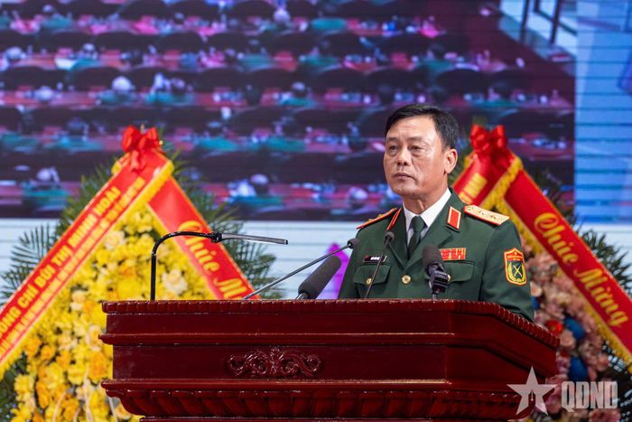 Trung tướng Đào Văn Nhận, Ủy viên Ban Thường vụ Thành ủy Hà Nội, Tư lệnh Bộ tư lệnh Thủ đô Hà Nội trình bày diễn văn tại buổi lễ. 