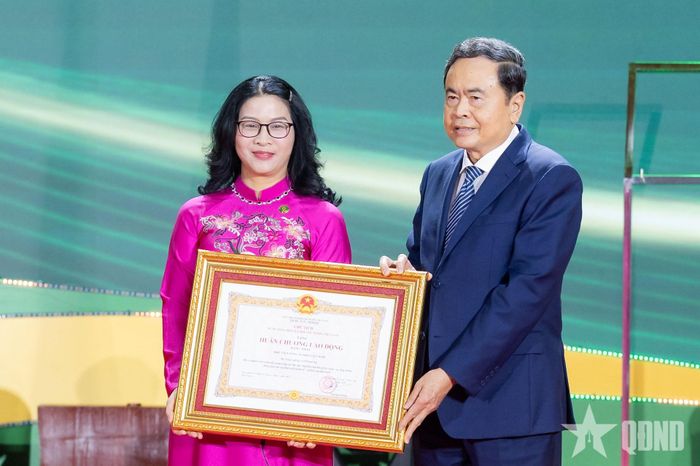 Thay mặt lãnh đạo Đảng, Nhà nước, Chủ tịch Quốc hội Trần Thanh Mẫn trao Huân chương Lao động hạng Nhất tặng Học viện Nông nghiệp Việt Nam. 