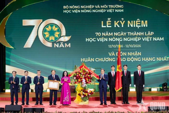 Thay mặt lãnh đạo Đảng, Nhà nước, Chủ tịch Quốc hội Trần Thanh Mẫn trao Huân chương Lao động hạng Nhất tặng Học viện Nông nghiệp Việt Nam. 