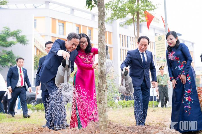 Chủ tịch Quốc hội Trần Thanh Mẫn cùng các đại biểu trồng cây lưu niệm trong khuôn viên Học viện.