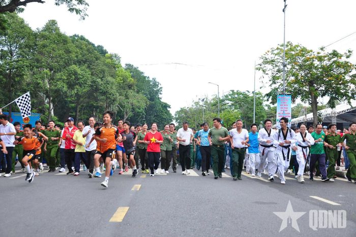  Cùng với các địa phương, hơn 5.000 người tại TP Cần Thơ tham gia hưởng ứng chương trình Lễ phát động “Mỗi người dân lựa chọn ít nhất một môn thể thao phù hợp để tập luyện thường xuyên”. 
