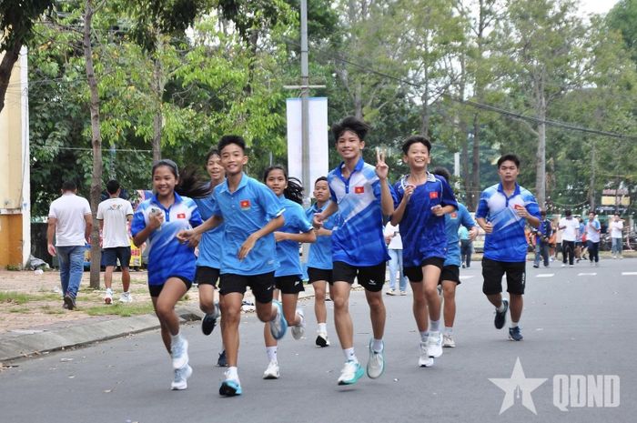 Những người tham gia chạy bộ đồng hành trên lộ trình dài 1,5km ở các tuyến đường chính khu vực Công viên Sông Hậu.