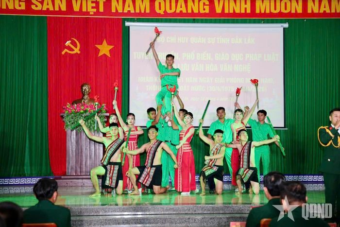  Đội tuyên truyền về vùng sâu, vùng xa tuyên truyền, phổ biến, giáo dục pháp luật cho nhân dân bằng hình thức sân khấu hóa.