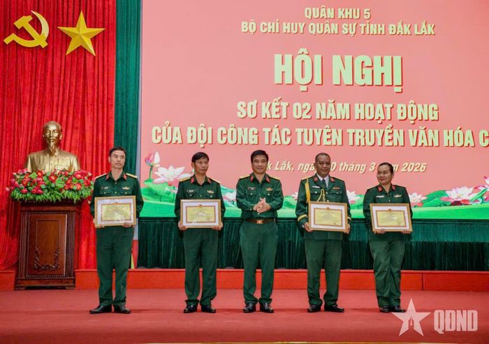  Lãnh đạo Bộ CHQS tỉnh Đắk Lắk tặng giấy khen cho các tập thể, cá nhân tiêu biểu giai đoạn 2024 - 2026 của Đội tuyên truyền.