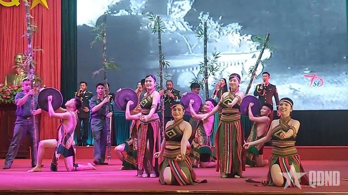 Đội tuyên truyền, Bộ CHQS tỉnh Đắk Lắk biểu diễn phục vụ bộ đội và nhân dân trên địa bàn.