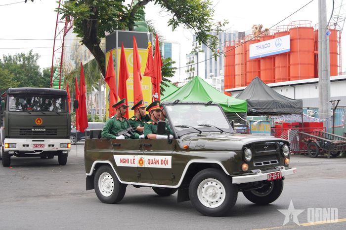  Đoàn xe đưa hài cốt liệt sĩ từ Công viên Lê Thị Riêng về an táng tại Nghĩa trang Liệt sĩ TP Hồ Chí Minh.  