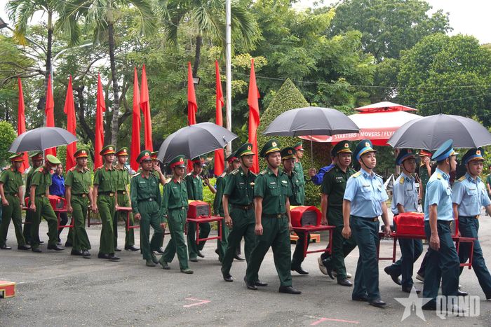 Các lực lượng thực hành nghi thức rước hài cốt liệt sĩ lên xe trong buổi sơ duyệt.  