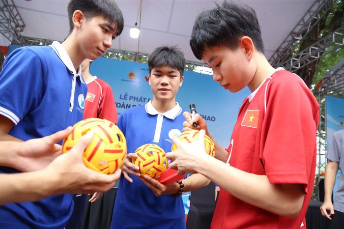 Tuyển thủ cầu mây nữ Nguyễn Thị My vừa giành huy chương vàng ASIAD 20 ký tặng người hâm mộ.