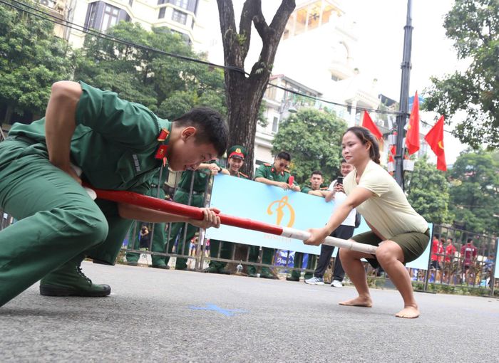 Chiến sĩ giao lưu môn đẩy gậy với vận động viên.