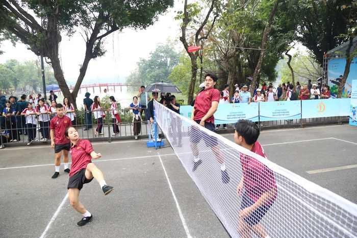 Các vận động viên giao lưu môn đá cầu.