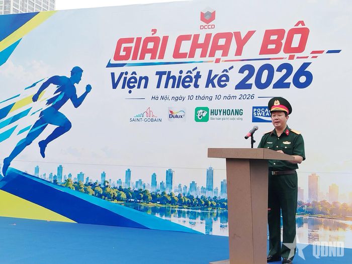 Đại tá Khổng Vũ Long, Phó viện trưởng Viện Thiết kế phát biểu khai mạc giải chạy.