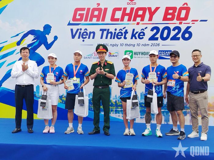 Lãnh đạo Viện Thiết kế cùng các đơn vị tài trợ trao giải Nhất tặng các vận động viên ở các cự ly.