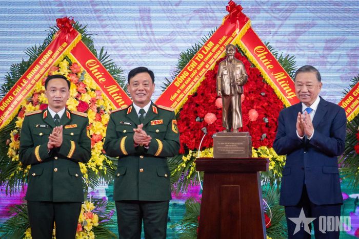 Tổng Bí thư, Chủ tịch nước Tô Lâm trao quà lưu niệm tặng Bộ tư lệnh Thủ đô Hà Nội.