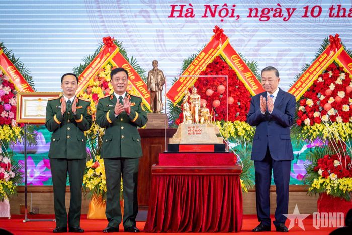 Lãnh đạo Bộ tư lệnh Thủ đô Hà Nội trao quà lưu niệm tặng Tổng Bí thư, Chủ tịch nước Tô Lâm.