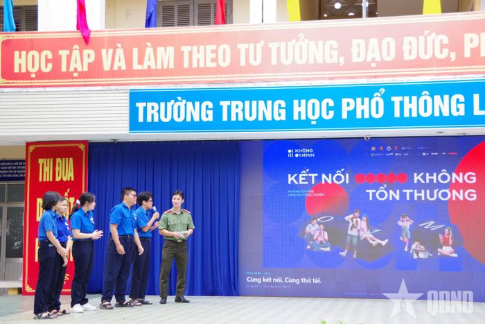 Học sinh tham gia phần thi tương tác số (Quiz game).