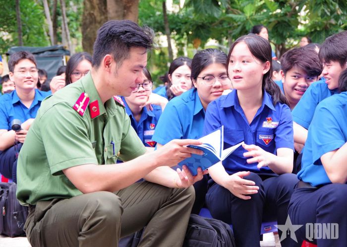 Cán bộ Phòng An ninh mạng, Công an tỉnh Khánh Hòa cùng trao đổi với học sinh về các kỹ năng khi tham gia mạng xã hội.