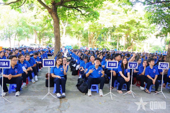 Học sinh tham dự phát động chiến dịch.