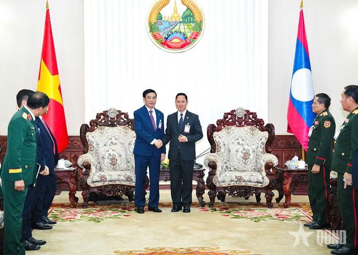  Đại tướng Phan Văn Giang hội kiến với Đại tướng Khamliang Outhakaysone.   