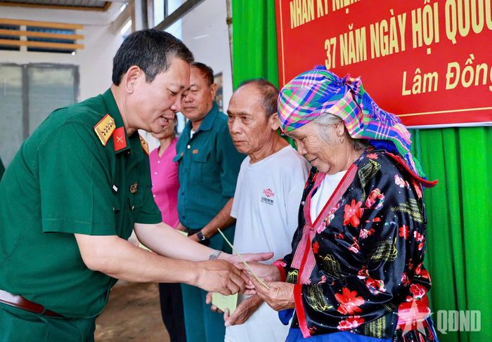 Đại diện Binh đoàn 16 trao quà tặng bà con dân tộc thiểu số. 