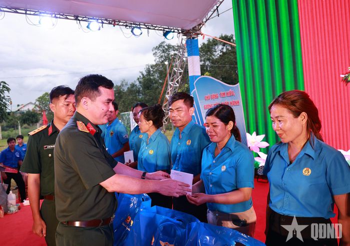  Trao quà tặng đoàn viên công đoàn thuộc Binh đoàn 16. 
