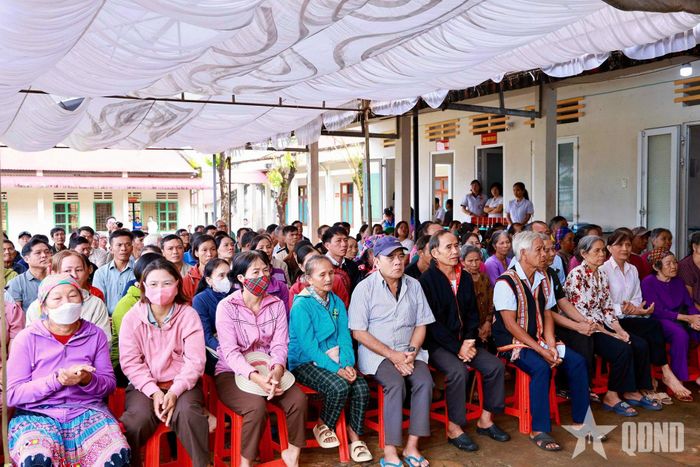 Bà con địa phương đến tham gia "ngày hội". 