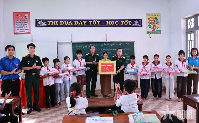 Binh đoàn 16 trao quà tặng học sinh, động viên các em nỗ lực học tập. 