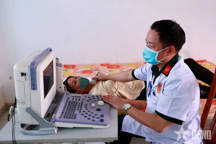 Nhân viên y tế kiểm tra sức khỏe cho người dân. 