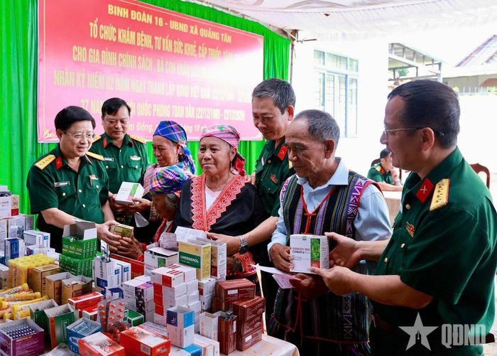  Người dân đến khám bệnh được cấp phát thuốc miễn phí. 