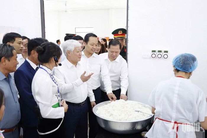 Đồng chí Đỗ Văn Chiến và đoàn công tác thăm các điều kiện ăn, ở của học sinh.  