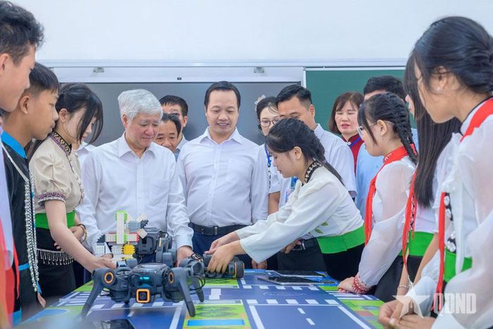  Đồng chí Đỗ Văn Chiến và đoàn công tác thăm các điều kiện học tập của học sinh.  