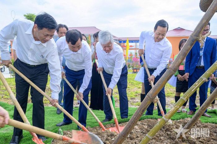Đồng chí Đỗ Văn Chiến và đoàn công tác trồng cây lưu niệm. 