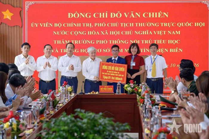 Đồng chí Đỗ Văn Chiến trao quà tặng Trường Phổ thông nội trú Tiểu học - Trung học cơ sở Sam Mứn.