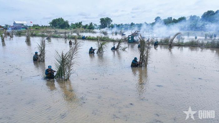 Thực binh với đề mục “Trung đội Dân quân cơ động tập kích địch tạm dừng”.